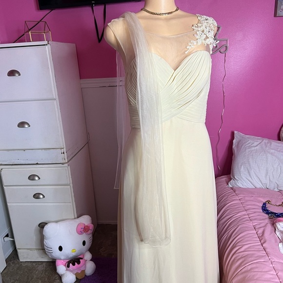 Elegant Cream Evening Gown - Picture 7 of 12